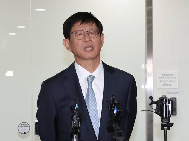 최길수 특별감찰관이 26일 서울 종로구 특별감찰관 사무실로 출근하면서 취재진 질의에 답하고 있다.  [연합뉴스]