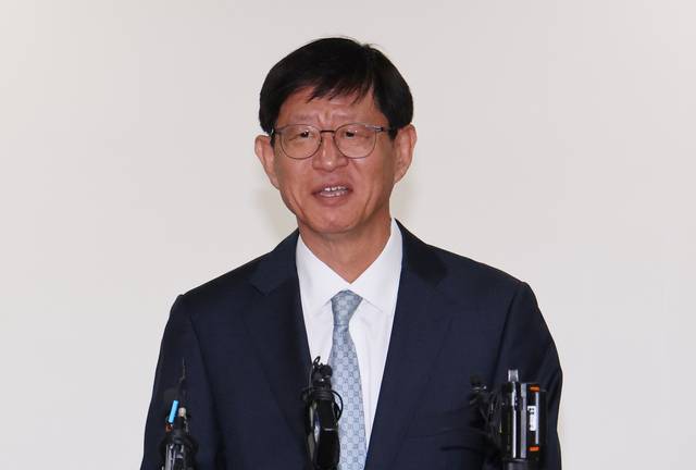 최길수 특별감찰관이 26일 서울 종로구 특별감찰관 사무실로 출근하면서 취재진 질문에 답변하고 있다. [연합뉴스]