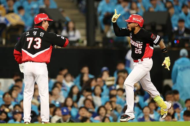 26일 대구 삼성라이온즈파크에서 열린 2026 KBO 포스트시즌 플레이오프 삼성 라이온즈 대 KIA 타이거즈 1차전. 3회 초 2사 1루 때 KIA 카스트로가 홈런을 친 후 그라운드를 달리고 있다. <저작권자 ⓒ 1980~2026 ㈜연합뉴스. 무단 전재 재배포 금지, AI 학습 및 활용 금지>