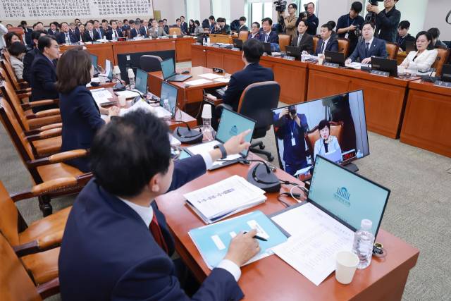 서울 여의도 국회에서 열린 법제사법위원회 종합국정감사에서 여야 의원들이 김민전 국민의힘 의원의 질의 자료를 둘러싸고 언쟁을 벌이고 있다. [사진=연합뉴스]