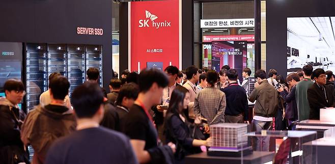 지난 14일 서울 강남구 코엑스에서 열린 ‘SEDEX 2026(제28회 반도체대전)’ SK하이닉스 부스에 관람객들이 몰렸다. 행사장은 반도체 업계 취업을 준비하는 학생들로 북적였다. 뉴스1