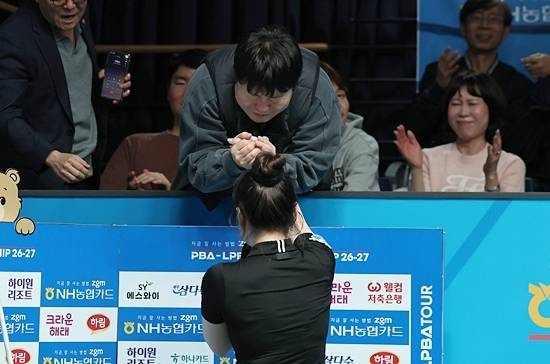 아버지 김병호 선수가 우승한 김보미 선수 손을 잡은채 격려해주고 있다. (사진=PBA)