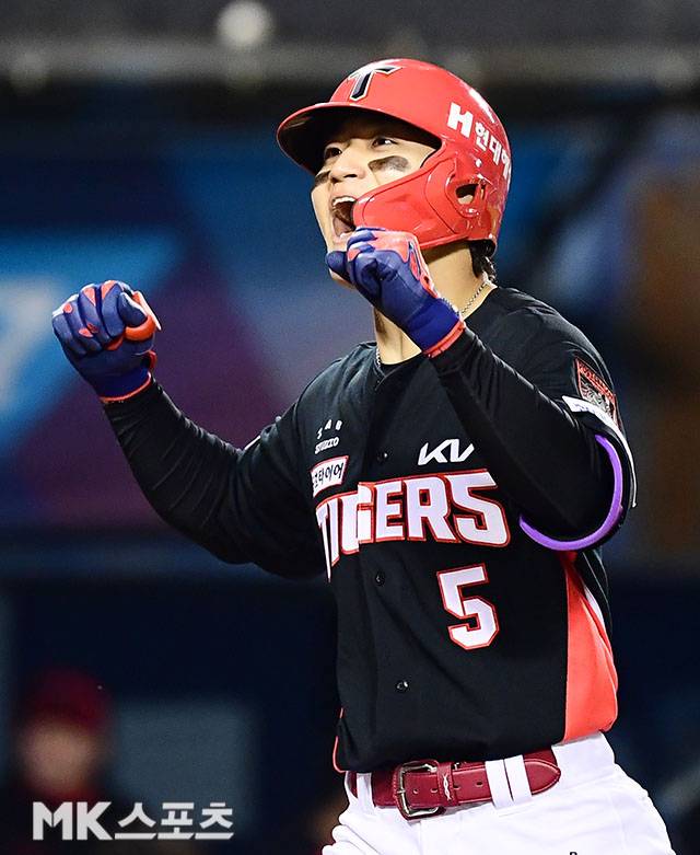 20일 오후 서울 잠실야구장에서 2026 신한 SOL KBO 포스트시즌(PS) KIA 타이거즈와 LG 트윈스의 준플레이오프(준PO·5전3선승제) 3차전이 열렸다. 2회초 1사 만루에서 KIA 김도영이 만루홈런을 치고 환호하고 있다. 사진=김영구 기자