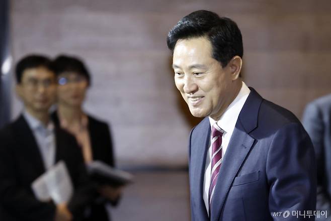 [서울=뉴시스] 최동준 기자 = 오세훈 서울시장이 26일 서울 영등포구 콘래드 서울 호텔에서 열린 서울 핀테크 위크 2026에 입장하고 있다. 2026.10.26. photocdj@newsis.com /사진=최동준