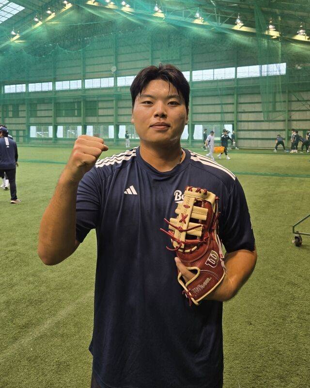 두산 베어스 내야수 박성재가 일본 미야자키 교육리그 기간 동안 잠시 시간을 내 포즈를 취하고 있다./두산 베어스 제공