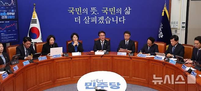 [서울=뉴시스] 고범준 기자 = 김민석 더불어민주당 대표가 26일 서울 여의도 국회에서 열린 최고위원회의에서 발언하고 있다. 2026.10.26. bjko@newsis.com