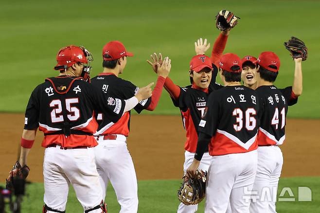 [서울=뉴시스] 김선웅 기자 = 20일 서울 잠실야구장에서 열린 2026 KBO 포스트시즌 준플레이오프 LG 트윈스 vs KIA 타이거즈의 3차전 경기, 13-1 승리를 거두고 플레이오프에 진출한 KIA 선수들이 자축하고 있다. 2026.10.20. mangusta@newsis.com