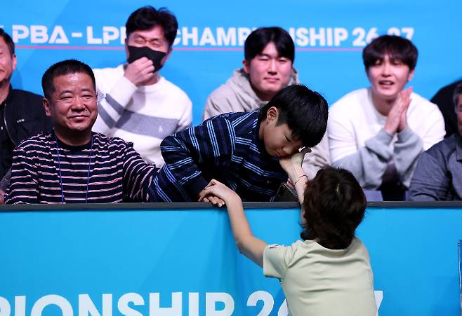 임정숙이 경기 후 아들 연우 군의 눈물을 닦아주는 모습. 왼쪽은 남편 이정주. PBA