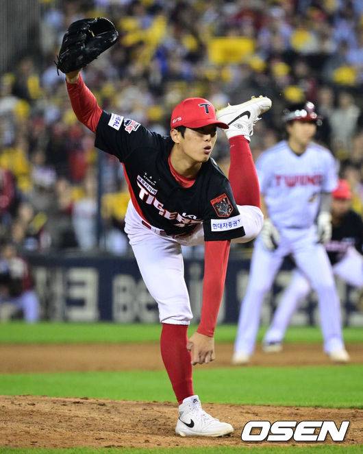 [OSEN=잠실, 조은정 기자]20일 서울 송파구 잠실야구장에서 2026 신한 SOL KBO 준플레이오프 3차전 LG 트윈스와 KIA 타이거즈의 경기가 열렸다. 홈팀 LG는 카라스코, KIA는 시라카와를 선발투수로 내세웠다.7회말 2사 만루에서 KIA 이의리가 역투하고 있다. 2026.10.20 /cej@osen.co.kr
