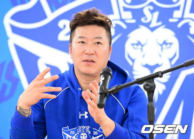 [OSEN=대구, 이대선 기자] 25일 대구 삼성라이온즈파크에서 ‘2026 신한 SOL KBO 플레이오프’&nbsp;1차전 삼성 라이온즈와 KIA 타이거즈의 경기가 열린다. 삼성은 크리스 페덱, KIA는 제임스 네일을 선발로 내세웠다.삼성 최형우가 인터뷰를 하고 있다. 2026.10.25 /sunday@osen.co.kr