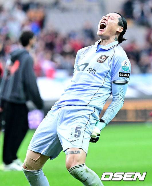 [OSEN=서울월드컵경기장, 최규한 기자] FC서울이 7번째 리그 우승을 확정 지었다.FC서울은 24일 서울월드컵경기장에서 열린 하나은행 K리그1 2026 33라운드 강원FC와 맞대결을 치러 1-1로 비겼다. 서울은 승점 67점(20승 7무 6패)을 만들면서 울산의 추격을 완전히 따돌렸다. 같은 시각 리그 2위 울산이 포항 스틸러스와 맞대결에서 2-2로 비기면서 잔여 경기와 관련 없이 FC서울의 우승이 확정됐다.경기 종료 후 우승을 거머쥔 FC서울 골키퍼 구성윤이 팬들과 세리머니를 펼치고 있다. 2026.10.24 / dreamer@osen.co.kr