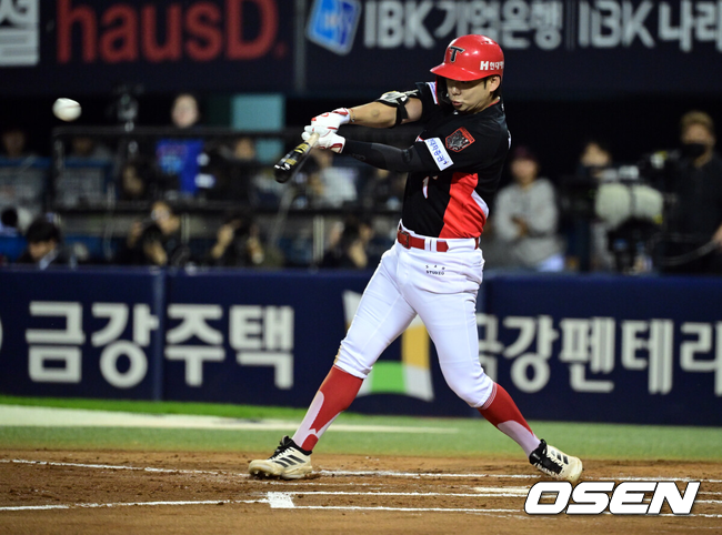 [OSEN=잠실, 최규한 기자] 20일 서울 잠실야구장에서 ‘2026 신한 SOL KBO 준플레이오프’ 3차전 LG 트윈스와 KIA 타이거즈의 경기가 열렸다.벼랑 끝에 몰린 LG는 카를로스 카라스코가 선발로 나선다. 광주 홈에서 열린 2경기를 모두 잡아낸 KIA는 시라카와 게이쇼를 선발로 내세웠다.5회초 2사 1, 2루 상황 KIA 박정우가 달아나는 1타점 적시타를 날리고 있다. 2026.10.20 / dreamer@osen.co.kr