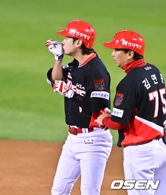 [OSEN=잠실, 박준형 기자] 20일 서울 송파구 잠실야구장에서 2026 신한 SOL KBO 준플레이오프 3차전 LG 트윈스와 KIA 타이거즈의 경기가 열렸다.홈팀 LG는 카라스코, KIA는 시라카와를 선발투수로 내세웠다.5회초 2사 1,2루 KIA 박정우가 1타점 적시타를 날린뒤 세리머니를 하고 있다. 2026.10.20 / soul1014@osen.co.kr