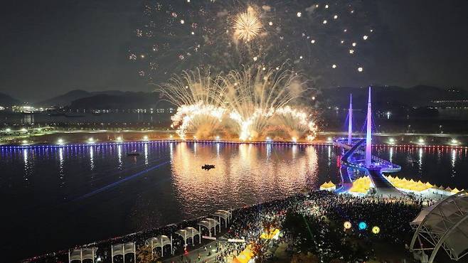 해안을 따라 황금빛 불꽃이 부채꼴로 터지고 밤바다에 그 빛이 비친다. 지난 축제 모습이다. 사진=한국관광공사 제공