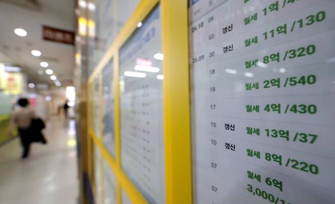 평균 월세 317만원 시대 - 상업용 부동산 서비스기업 알스퀘어가 발간한 ‘2026 서울 주택 전월세시장 리포트’에 따르면 올해 2분기 전용면적 60~85㎡의 평균 환산 월 임대료는 1년 전보다 13.5% 오른 317만원으로 집계됐다. 실제 월세 보증금을 월세로 환산한 금액을 더해 계산했다. 사진은 25일 서울 송파구 한 부동산 중개소에 표시된 보증금과 월세 가격. 연합뉴스