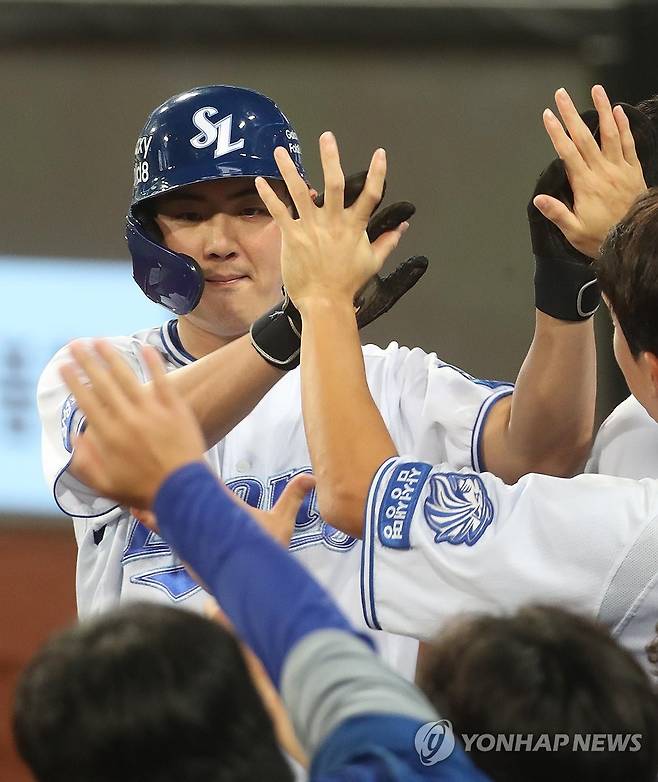 '추가 득점이요' (대구=연합뉴스) 김현태 기자 = 8일 대구 삼성라이온즈파크에서 열린 2026 신한 SOL뱅크 KBO리그 KIA 타이거즈와 삼성 라이온즈 경기. 4회 말 2사 주자 3루 상황에서 타석에 선 삼성 양우현의 안타로 3루 주자 구자욱이 홈을 밟은 뒤 동료들의 축하를 받고 있다. 2026.9.8 mtkht@yna.co.kr