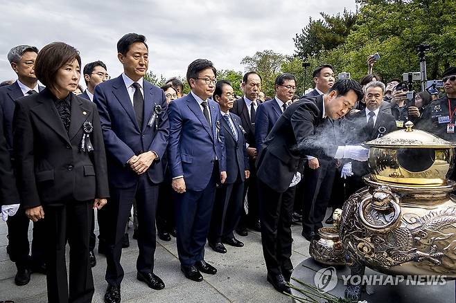 분향하는 국민의힘 장동혁 대표 (서울=연합뉴스) 류영석 기자 = 국민의힘 장동혁 대표가 26일 서울 동작구 국립서울현충원에서 열린 박정희 전 대통령 서거 47주기 추모식에서 묘소에 분향하고 있다. 2026.10.26 [공동취재] ondol@yna.co.kr