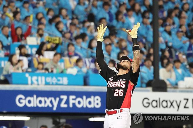 내가 카스트로 (대구=연합뉴스) 윤동진 기자 = 26일 대구 삼성라이온즈파크에서 열린 2026 KBO 포스트시즌 플레이오프 삼성 라이온즈 대 KIA 타이거즈 1차전. 3회 초 2사 1루 때 KIA 카스트로가 홈런을 친 후 기뻐하고 있다. 2026.10.26 mon@yna.co.kr