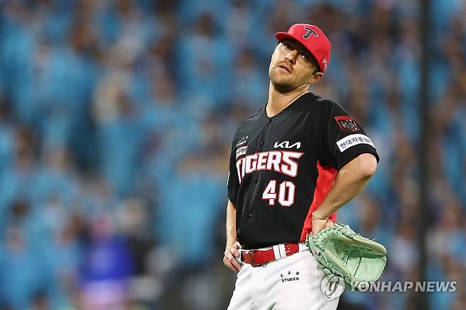 KIA 네일, 헤드샷 퇴장 (대구=연합뉴스) 윤동진 기자 = 26일 대구 삼성라이온즈파크에서 열린 2026 KBO 포스트시즌 플레이오프 삼성 라이온즈 대 KIA 타이거즈 1차전. 5회 말 1사 때 KIA 선발투수 네일이 삼성 박승규에게 헤드샷을 던진 후 난처한 표정을 짓고 있다. 2026.10.26 mon@yna.co.kr