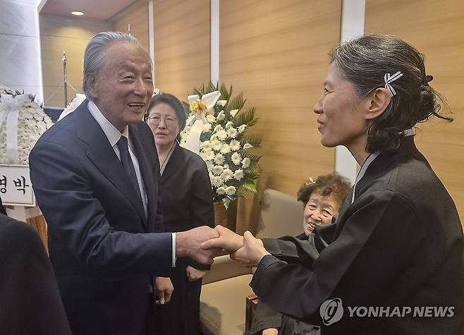 최형우 전 장관 빈소 찾은 권노갑 김대중재단 이사장 (서울=연합뉴스) 이율립 기자 = 권노갑 김대중재단 이사장이 26일 서울 강남구 삼성서울병원 장례식장에 마련된 최형우 전 내무부 장관의 빈소를 조문한 뒤 유족들과 인사하고 있다. 2026.10.26 2yulrip@yna.co.kr