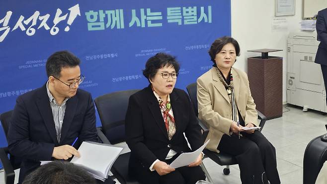 오는 31일부터 광주권 시내버스 노선이 9년 만에 전면 개편되는 가운데, 28일 김영선 시 통합교통국장이 광주청사 5층 기자실에서 노선 관련 브리핑을 하고 있다. /김성빈 기자 ksb@namdonews.com