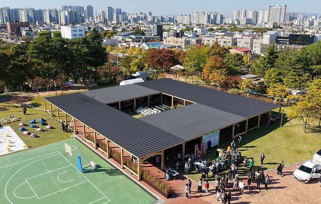 27일 대구 수성못에 설치된 2026 수성국제비엔날레 빅 루프(Big Roof). 이윤호기자