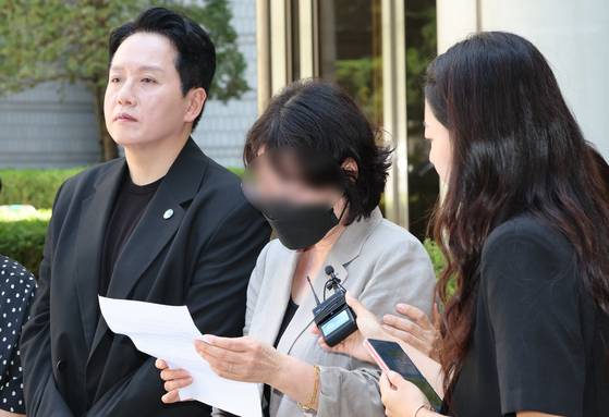 임성근 전 사단장 재판 뒤 입장 밝히는 채 상병 유족 〈출처=연합뉴스〉