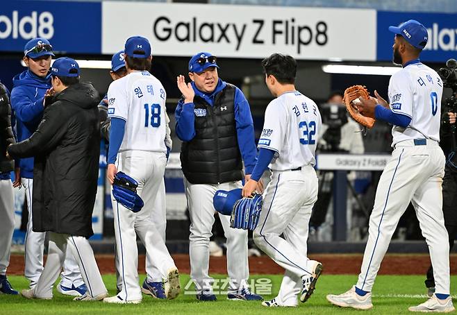 삼성 박진만 감독이 27일 대구 삼성라이온즈파크에서 열린 KIA와의 2026 KBO 포스트시즌 플레이오프 2차전 후 선수들을 격려하고 있다. 대구 | 최승섭기자 thunder@sportsseoul.com