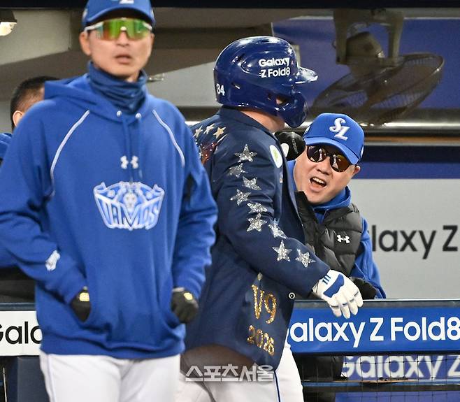 삼성 최형우가 27일 대구 삼성라이온즈파크에서 열린 KIA와의 2026 KBO 포스트시즌 플레이오프 2차전 7회말 1사 우월홈런을 날린 후 박진만 감독과 하이파이브를 하고 있다. 대구 | 최승섭기자 thunder@sportsseoul.com