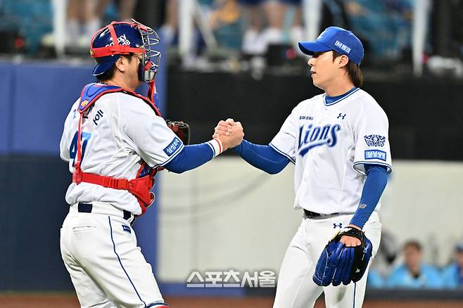 삼성 원태인과 강민호가 27일 대구 삼성라이온즈파크에서 열린 KIA와의 2026 KBO 포스트시즌 플레이오프 2차전 승리 후 악수를 하고 있다. 대구 | 최승섭기자 thunder@sportsseoul.com