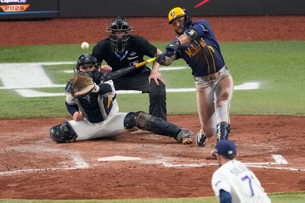 26일 미국 플로리다 트로피카나필드서 열린 MLB 월드시리즈 3차전서 밀워키 잭슨 추리오가 5회초 적시 2루타를 쳐내고 있다. /사진=AP뉴시스