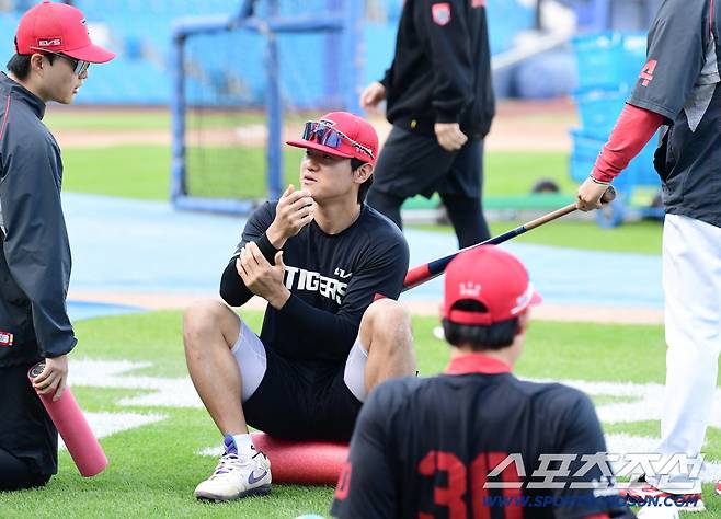 26일 대구 삼성라이온즈파크에서 KIA와 삼성의 PO 1차전 경기가 열린다. 몸을 풀고 있는 KIA 김도영. 대구=송정헌 기자songs@sportschosun.com/2026.10.26/