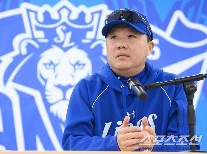 27일 대구 삼성라이온즈파크에서 열린 KIA와 삼성의 플레이오프 2차전. 삼성 박진만 감독이 취재진과 인터뷰를 하고 있다. 대구=허상욱 기자wook@sportschosun.com/2026.10.27/
