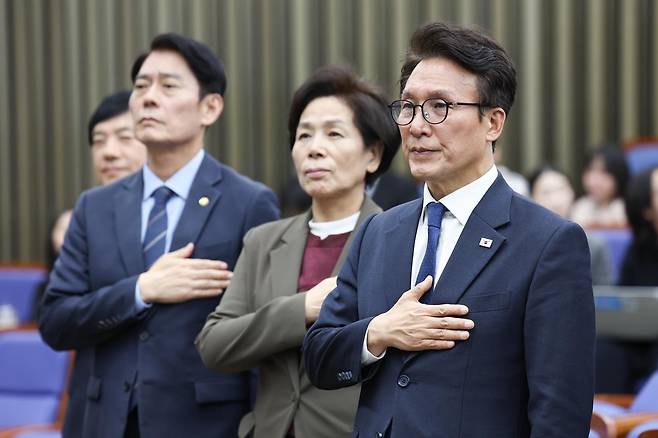 김민석 더불어민주당 대표를 비롯한 소속 의원들이 27일 오후 서울 여의도 국회에서 열린 의원총회에서 국민의례를 하고 있다. 2026.10.27 서울=뉴시스