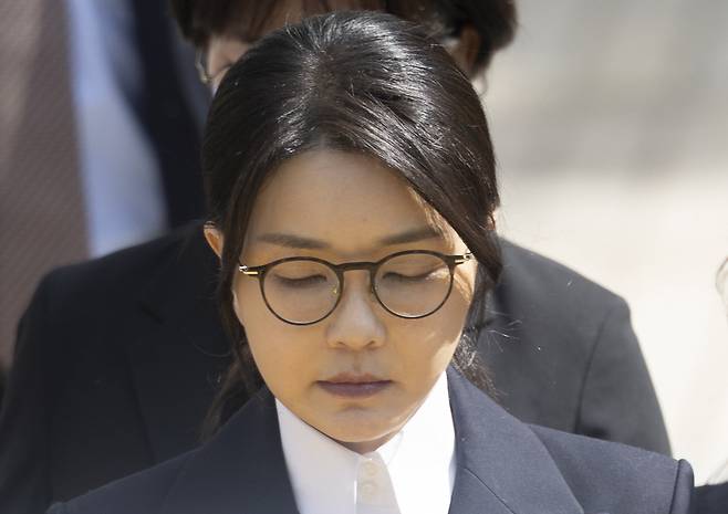 윤석열 전 대통령 부인 김건희 여사가 지난해 8월 12일 서울 서초구 서울중앙지법에서 열린 구속 전 피의자 심문(영장실질심사)를 마치고 나오고 있다. 2025.08.12 뉴시스