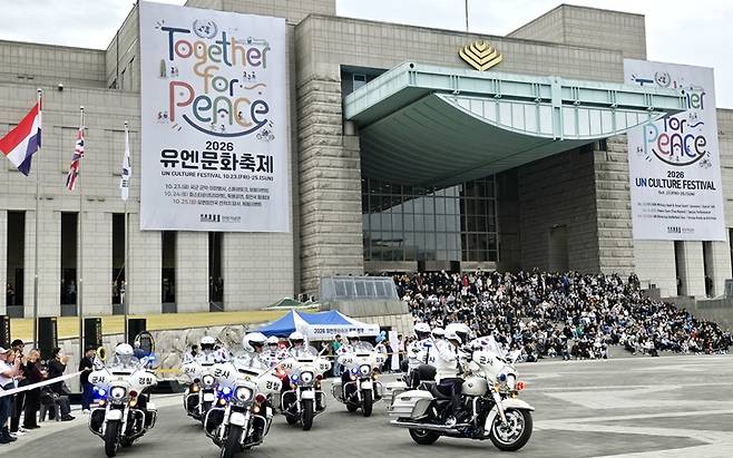 '2026 유엔문화축제'에서 모터사이클 시범을 선보이는 수방사 대원들 (본인 촬영)