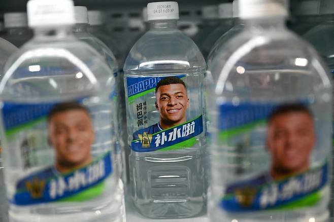 베이징 한 상점에 있는 음바페 광고. AFP=연합뉴스