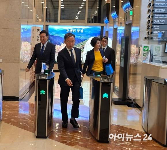 신동국 한양정밀 회장(사진 맨 왼쪽)이 27일 오후 6시께 한미사이언스 이사회가 끝나 나오고 있다. 2026.10.27 [사진=이효정 기자 ]