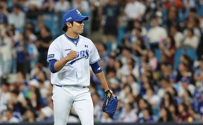 16일 대구 삼성라이온즈파크에서 열린 2026 프로야구 KBO리그 키움 히어로즈와 삼성 라이온즈의 경기. 6회초 삼성 선발 투수 원태인이 무실점 피칭을 마치고 주먹을 불끈 쥐고 있다. 연합뉴스