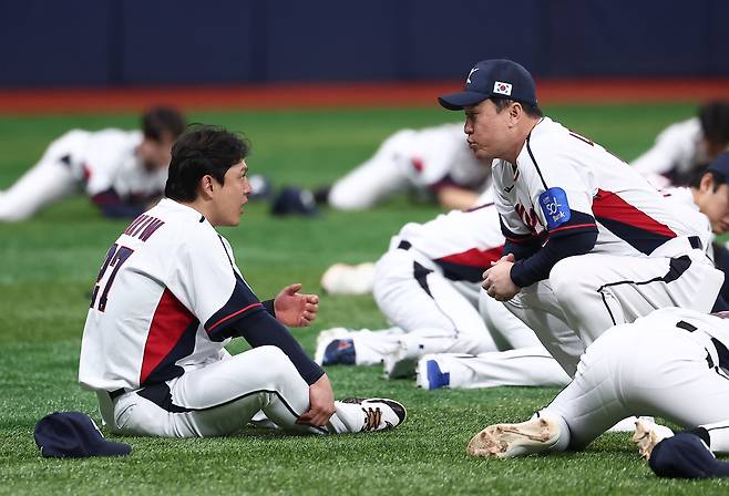 Korean national baseball team catcher Park Dong-won, left, talks with coach Lee Dong-wook during a training session at Gocheok Sky Dome in western Seoul on Nov. 4, 2025. NEWS1