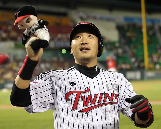 Then-LG Twins' Lee Taek-keun throws a stuffed toy to fans after hitting a three-run home run during a game against the Kia Tigers at Jamsil Baseball Stadium in southern Seoul on May 26, 2010. JOONGANG ILBO