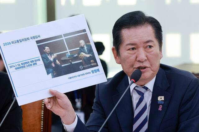 27일 국회 외교통일위원회에서 열린 외교부, 통일부 등에 대한 종합감사에서 더불어민주당 정청래 의원이 미국 비자를 발급받지 못해 미주반 국정감사에 합류하지 못한 것과 관련해 신상 발언하고 있다.연합뉴스