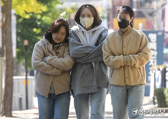 수원특례시 한 거리에서 두터운 옷을 입은 시민들이 몸을 움추린 채 발걸음을 재촉하고 있다. 경기일보DB