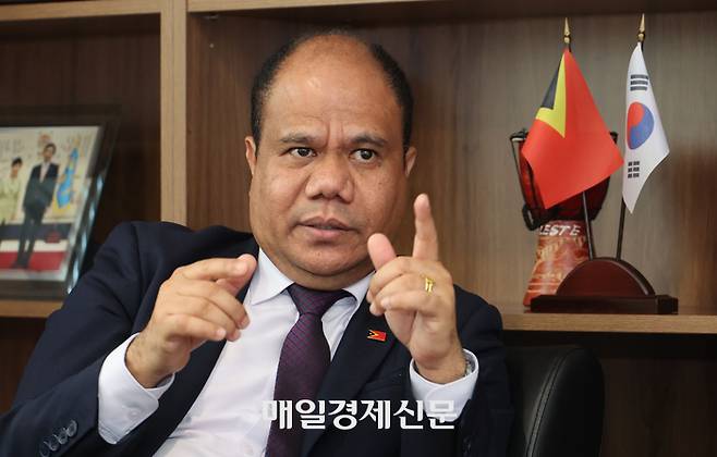 지난 23일 서울 마포구 주한동티모르대사관에서 안토니오 데 사 베네비데즈 주한동티모르 대사가 이야기하고 있다. [이승환 기자]
