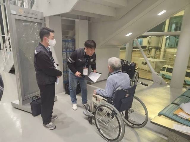 경찰청은 부산해양경찰서와 합동으로 마약류 운반 혐의로 인터폴 적색수배된 A씨를 가나 당국의 강제 추방 절차를 통해 지난 20일 국내로 송환했다고 26일 밝혔다. 경찰청 제공