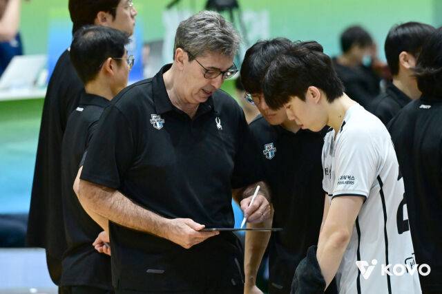 현대캐피탈 필립 블랑 감독이 지난 25일 펼쳐진 대한항공과의 2026 여수·NH농협컵 프로배구대회에서 이준협에게 지시를 하고 있다./KOVO 제공