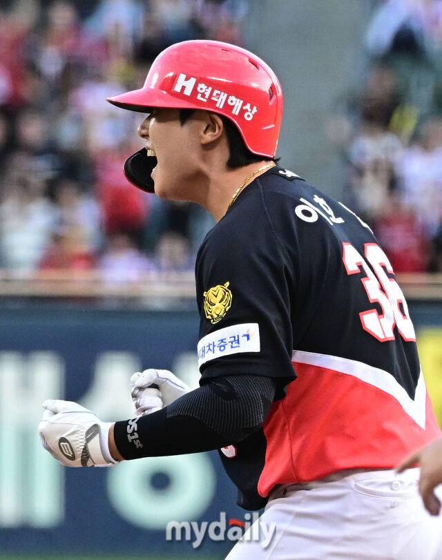 2026년 10월 4일 오후 서울 잠실구장에서 열린 '2026 신한 SOL KBO리그' KIA 타이거즈와 LG 트윈스의 경기. KIA 이호연이 9회초 무사 1.3루서 1타점 동점타를 친 뒤 기뻐하고 있다./마이데일리