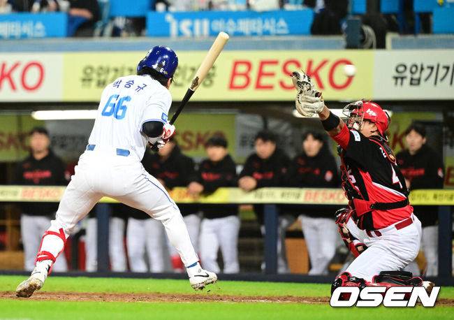 [OSEN=대구, 지형준 기자] 26일 대구삼성라이온즈파크에서 2026 신한 SOL KBO 플레이오프 1차전 삼성 라이온즈와 KIA 타이거즈의 경기가 열렸다.비로 하루 미뤄진 가을야구, 선발 맞대결에는 변화가 없다. 삼성은 크리스 페덱, KIA는 제임스 네일이 나섰다.5회말 1사에서 삼성 박승규가 KIA 네일의 헤드샷에 놀라고 있다. 네일은 퇴장. 2026.10.26 / jpnews@osen.co.kr