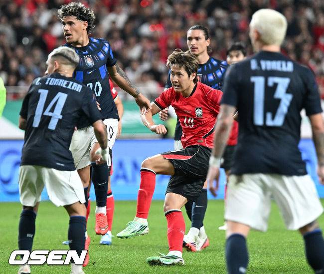 [OSEN= 서울월드컵경기장, 이대선 기자] 로베르트&nbsp;모레노 임시 감독이 이끄는 대한민국 축구 국가대표팀은 28일 서울월드컵경기장에서 디에고 포를란 감독이 지휘하는 우루과이와 A매치 맞대결을 치러 1-4로 대패했다.이로써 모레노 감독은 지난 에콰도르전 3-0 완승 분위기를 이어기는 데 실패했다. 부임 2경기 만에 남미 강호 우루과이를 만나 1-4로 무너졌다.후반 한국 이강인이 슛을 있다. 2026.09.28 / sunday@osen.co.kr