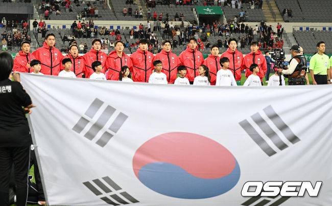 [OSEN=용인, 이대선 기자] 로베르트 모레노 감독이 이끄는 대한민국 축구 대표팀과 우즈베키스탄의 경기가 6일 용인미르스타디움에서 열렸다.이번 우즈베키스탄전은 로베르트 모레노 임시 감독 체제에서 치르는 9~10월 A매치 4연전의 마지막 경기다.앞선 3경기 성적은 1승 1무 1패. 우즈베키스탄을 상대로 수비 안정감을 이어가는 동시에 공격에서 얼마나 달라진 모습을 보여줄지가 관건이다.경기에 앞서 대한민국 선수들이 애국가를 부르고 있다. 2026.10.06 /sunday@osen.co.kr